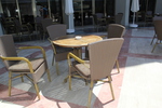 Столове, произведени от ратан за ресторанти